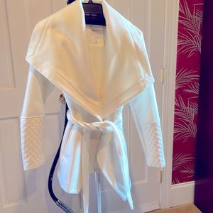 Small BCBG off white coat